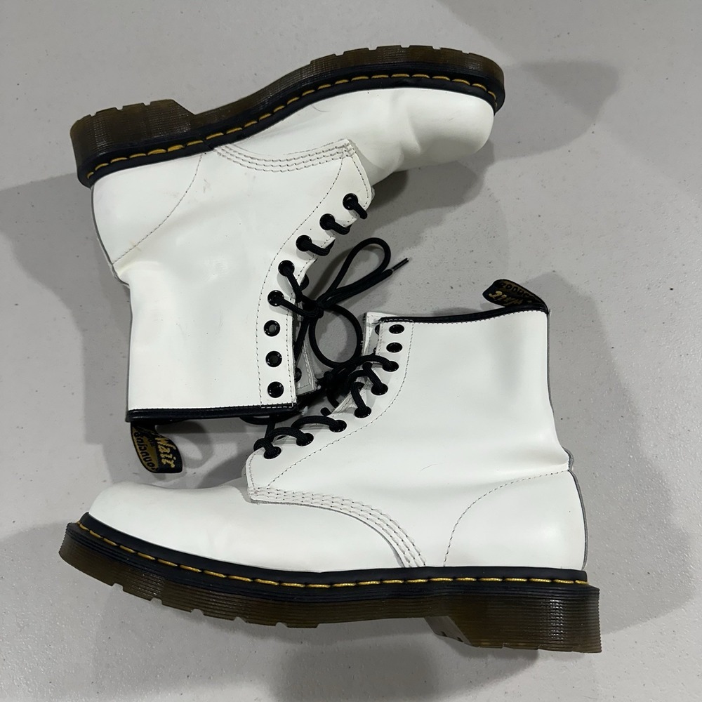 Dr. Martens 11821 Combat White Leather Boots Lace Up Size 9 Trendy